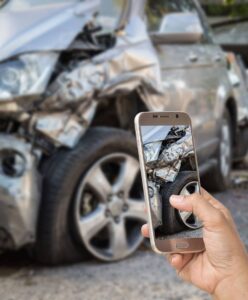 tomando fotos del accidente automovilístico