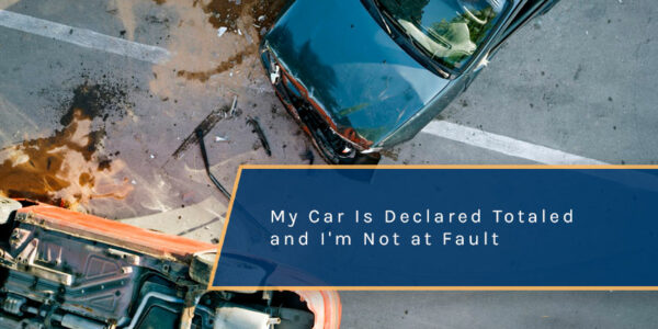 Si mi automóvil es declarado totalizado por un accidente y no tengo la culpa, ¿qué debo hacer a continuación?